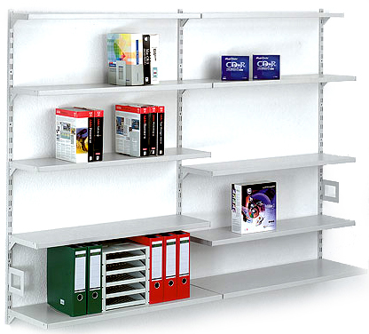 Lackiertes Wandregal mit Büroartikeln