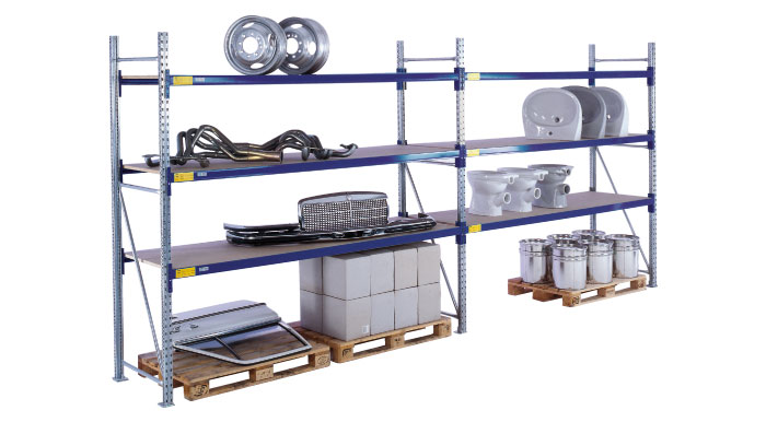 Weitspannregal mit Stahlsegmentböden mit Lagergütern
